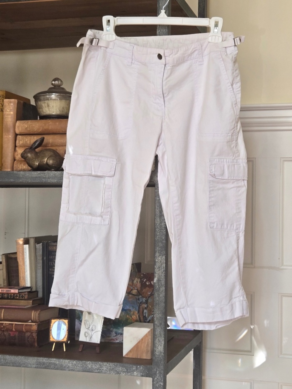 Da-nang white cuffed cargo pocket capris. M
